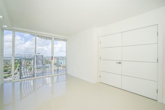 Building Photo - 7601 E Treasure Dr