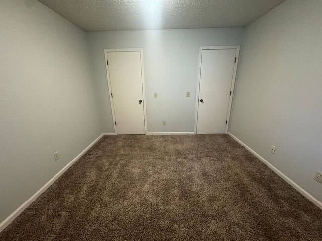 Building Photo - 2BR 1BA Triplex • Private Backyard in Downtown Smithville