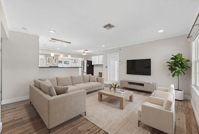 Building Photo - 624 NW 28th Ct