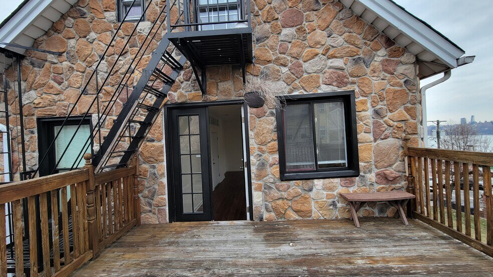 Building Photo - 19 70th St