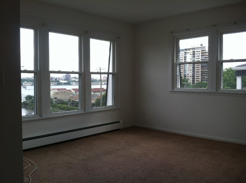Building Photo - 1276 River Rd