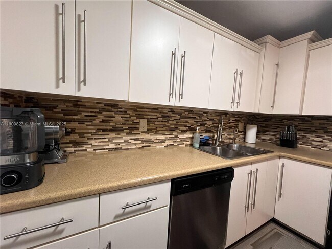 Building Photo - 4160 Inverrary Dr