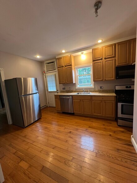 Building Photo - 156 Hill St