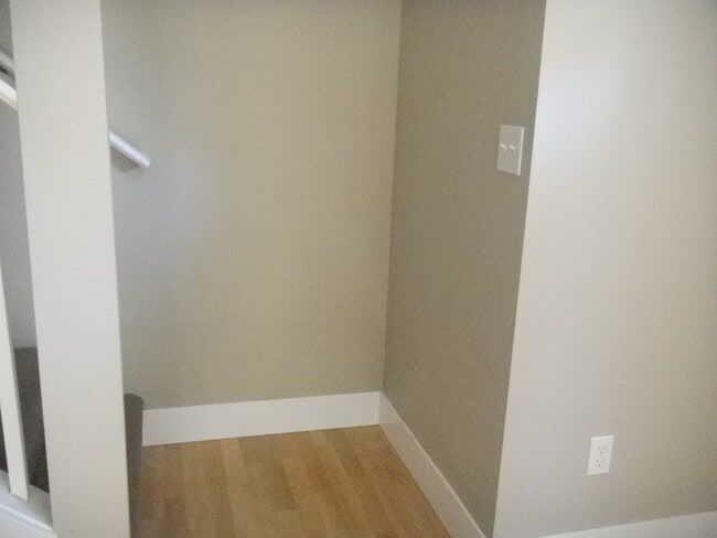 Building Photo - 5 Bedroom Duplex in University Area