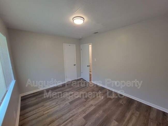 Building Photo - 112 3rd St