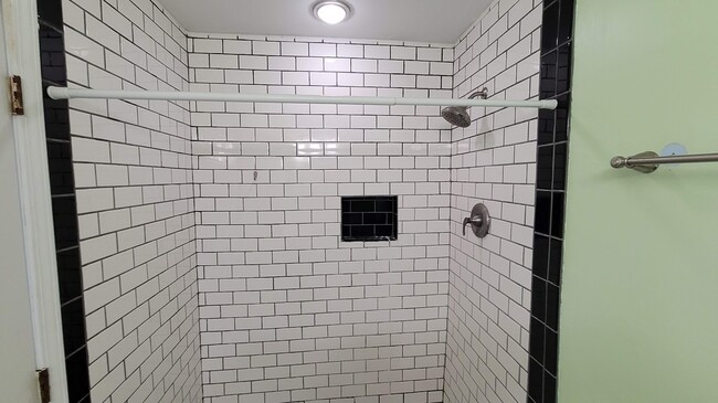 Shower - 229 N Poplar St