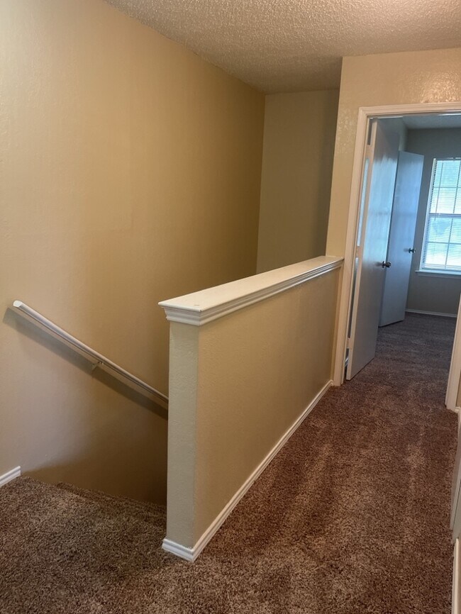 Building Photo - Townhouse! 2 bedroom 2.5 bath 2 car garage!