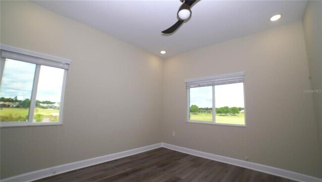 Building Photo - 2025 Greenbriar Ter