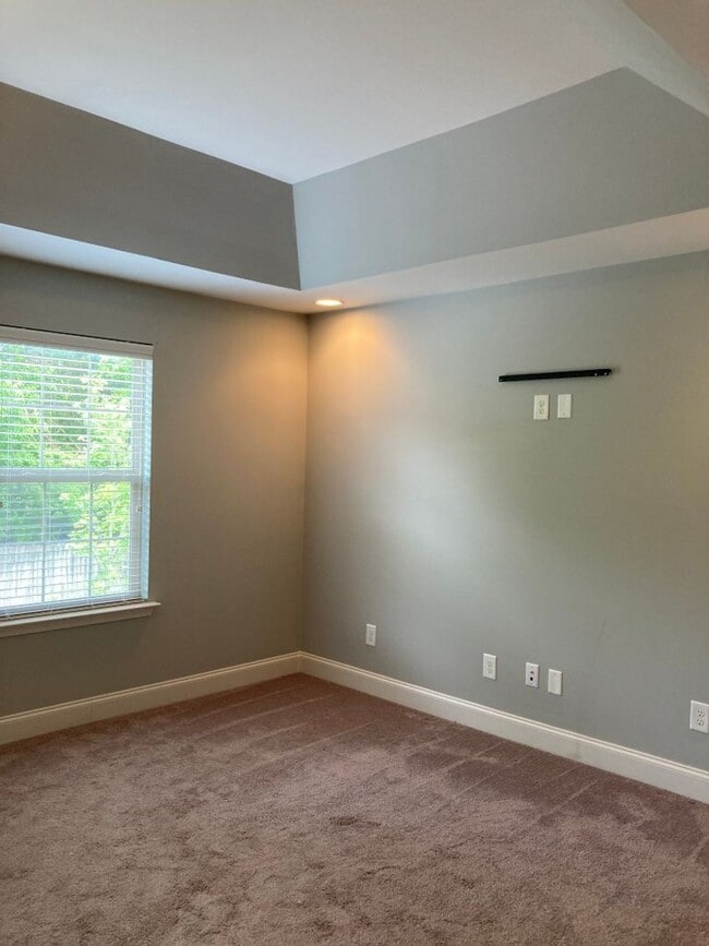 Building Photo - End Unit Condo in Shadow Green of Franklin