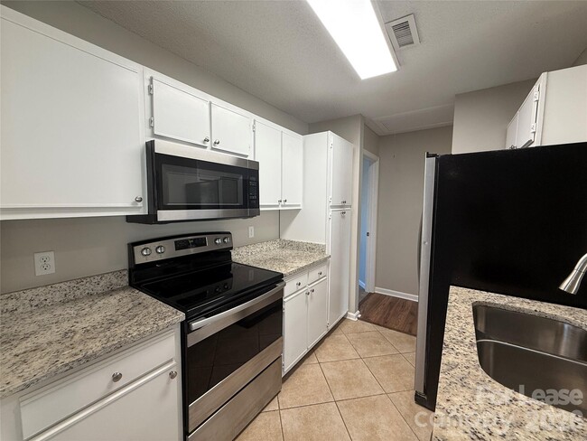 Building Photo - 142 Green Dragon Ct