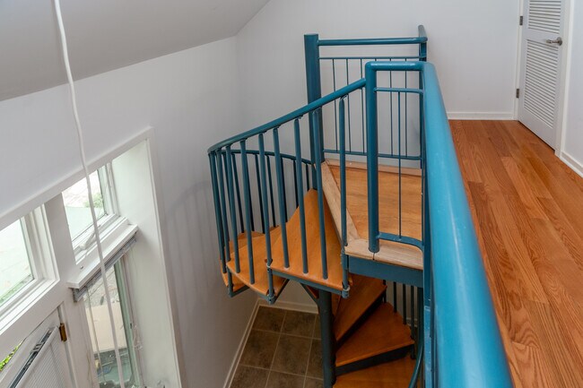 Building Photo - 36 Moore St