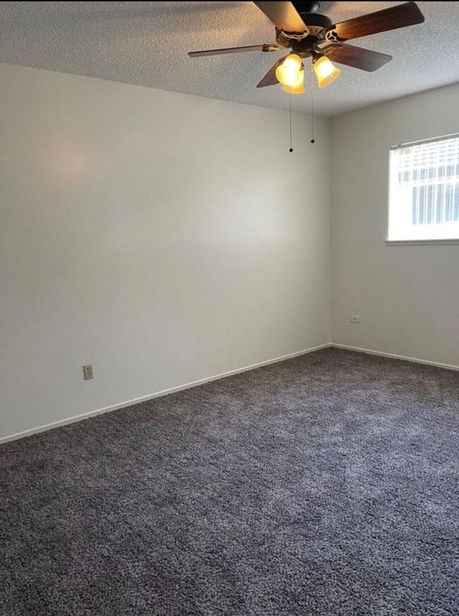 Building Photo - FOR RENT – SPACIOUS 3 BED / 2 BATH | CENTRAL LOCATION
