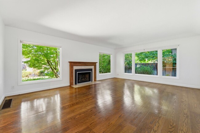 Building Photo - 1825 White Oak Dr