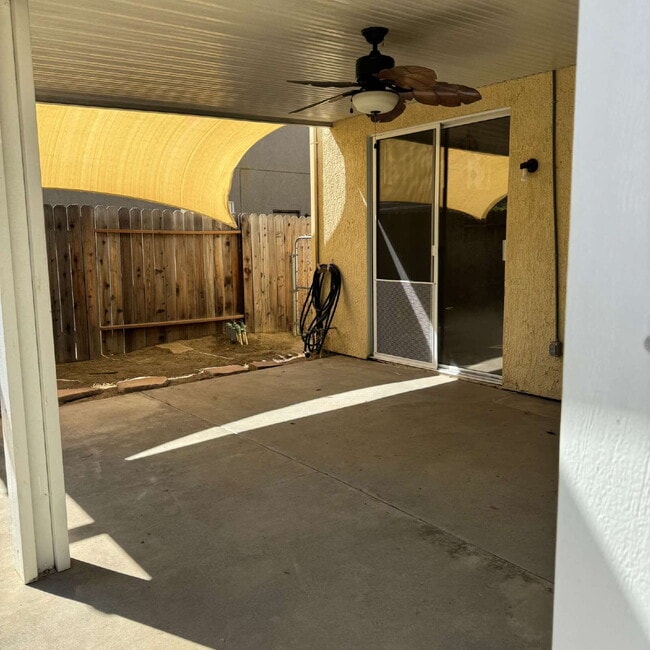 Building Photo - Great location near park and shopping