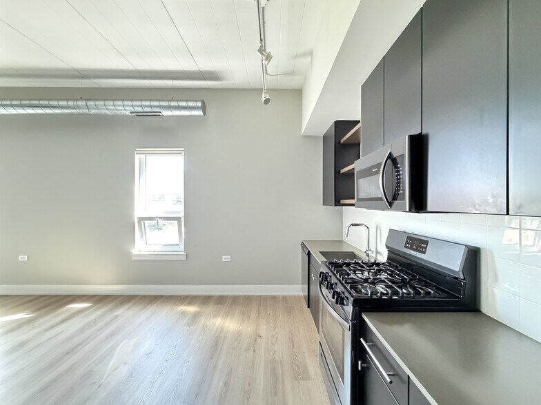 Building Photo - 941 W Belmont Ave