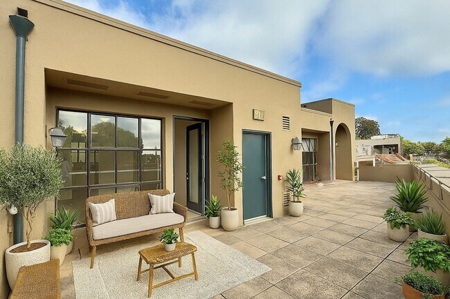 Building Photo - Stylish Rockridge Condo – Prime Location, ...