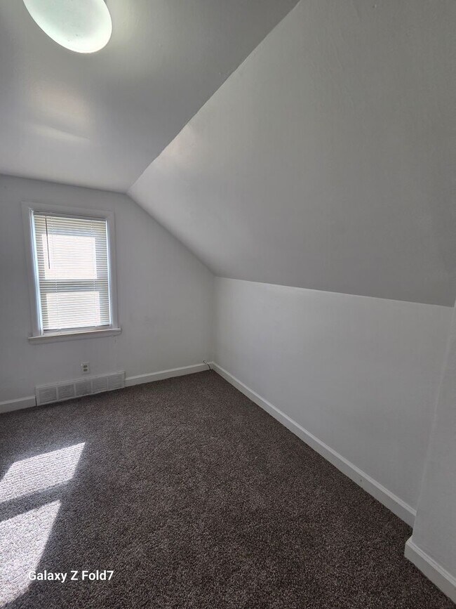 Building Photo - $1200 2 bedroom bungalow