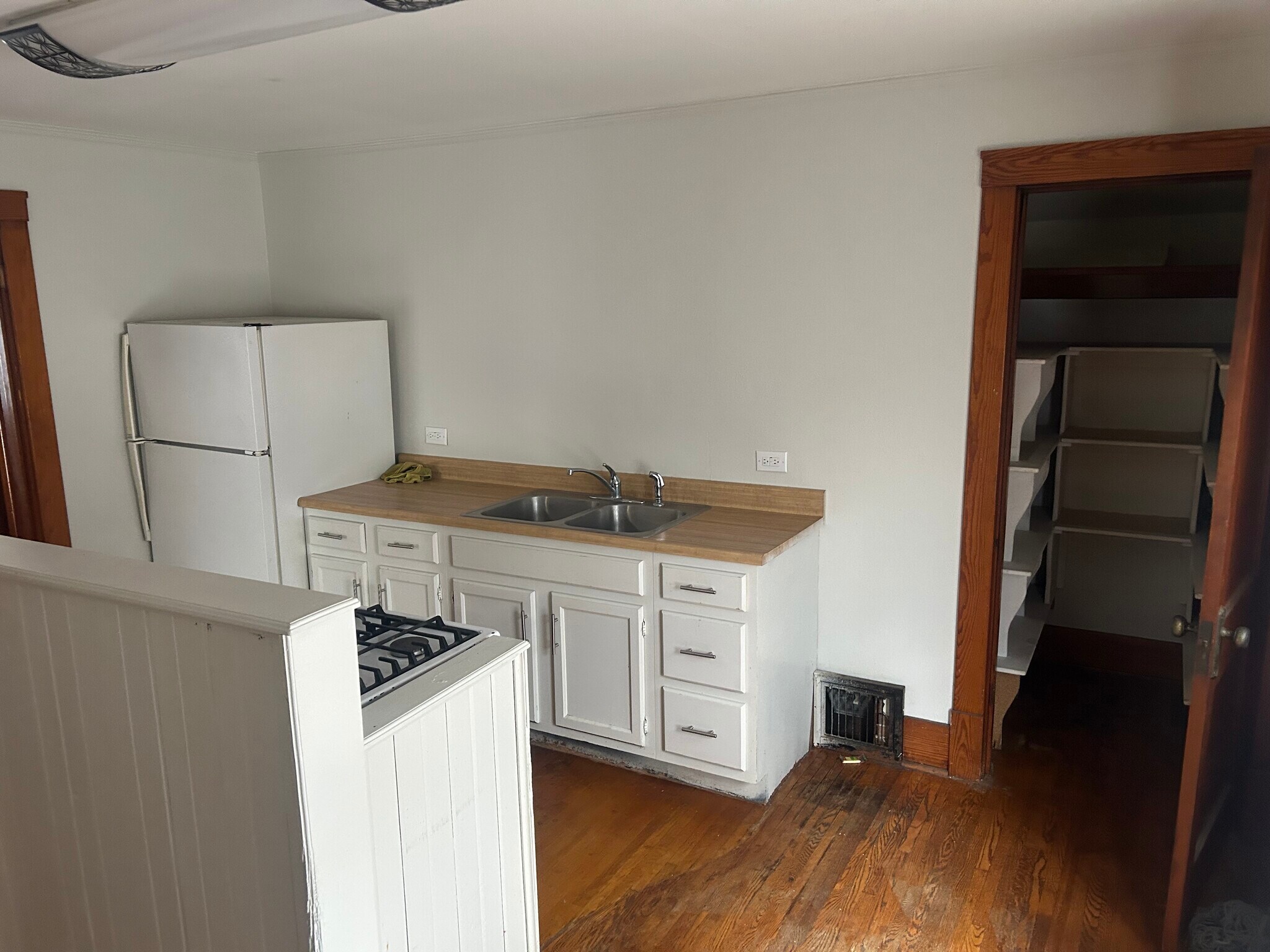 Building Photo - 415 E Frye Ave