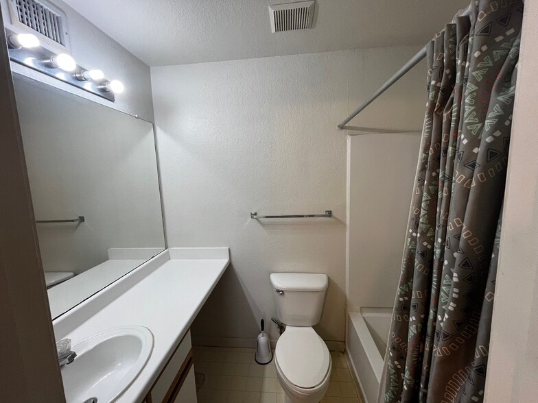 Bathroom - 521 Southwest Pky