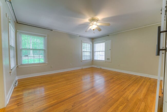Building Photo - Beautiful 3 bed/3 full baths PLUS flex spa...