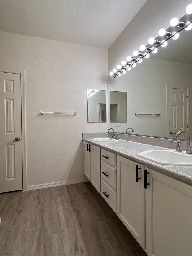 Building Photo - Summerlin Condo - Gated - Community Pool 1 Car Garage