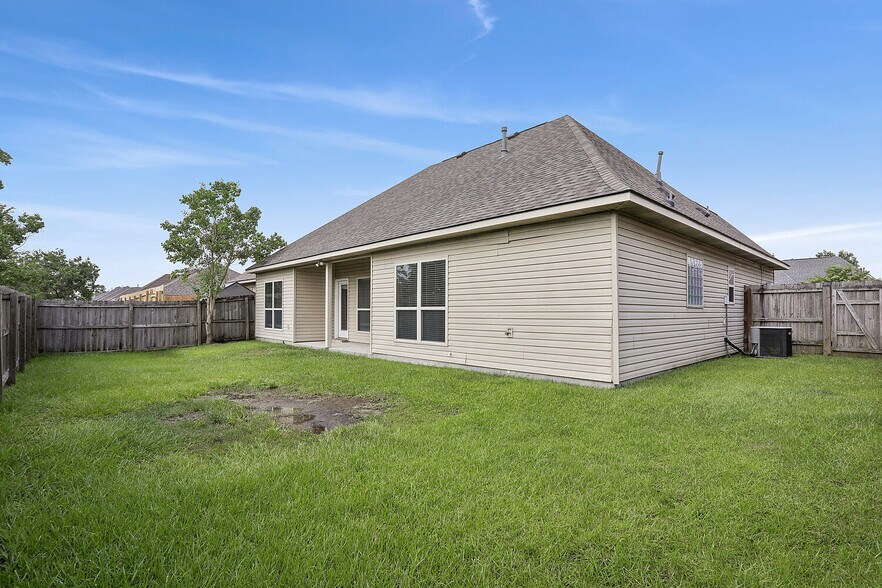 Building Photo - 17049 Jamestowne Dr