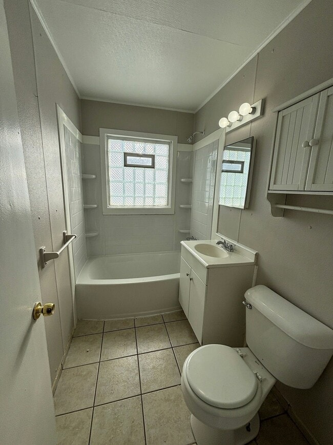 Building Photo - 11340 Fisher Ave