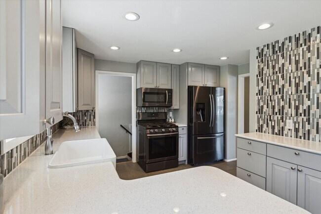 Building Photo - Move-In Ready Ranch with Modern Upgrades a...