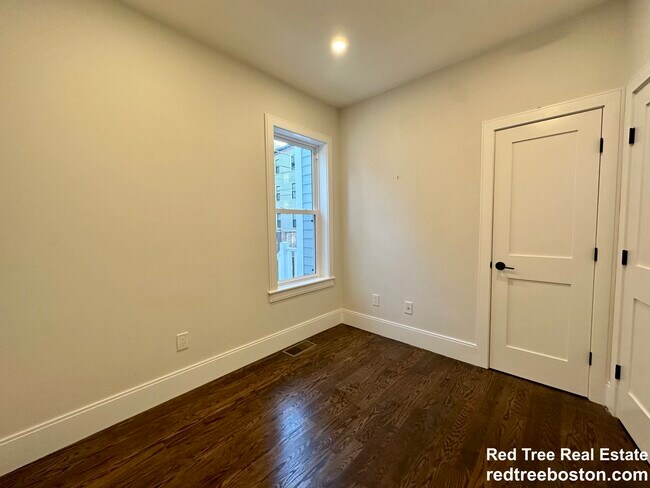 Building Photo - 14 Porter St