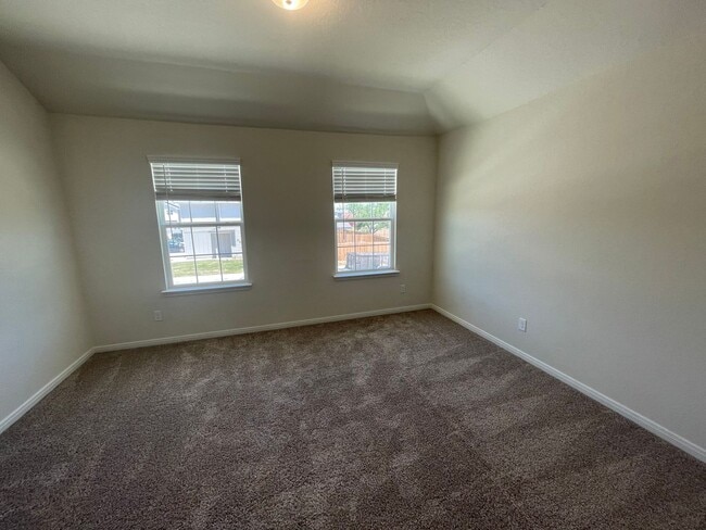Building Photo - MOVE FAST—GATED TOWNHOME NEAR LACKLAND AFB WITH A PRIVATE YARD!