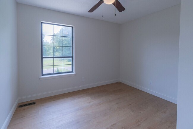 Building Photo - 1850 W Amos Dr