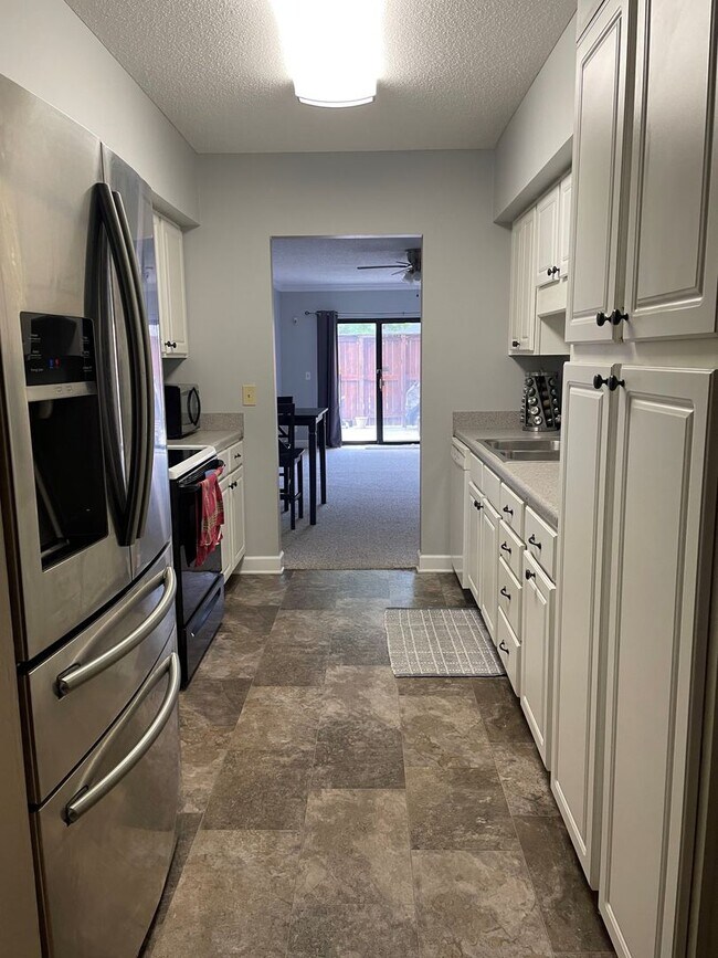 Building Photo - 11th Place Condominiums- 2BD/1.5 BA: Avail...