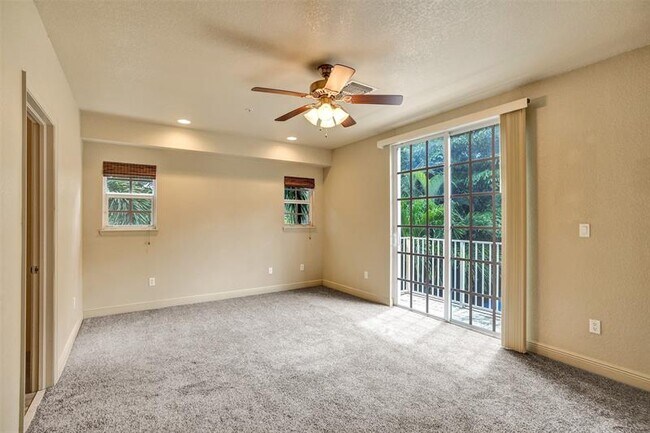 Building Photo - 624 NE 29th Dr