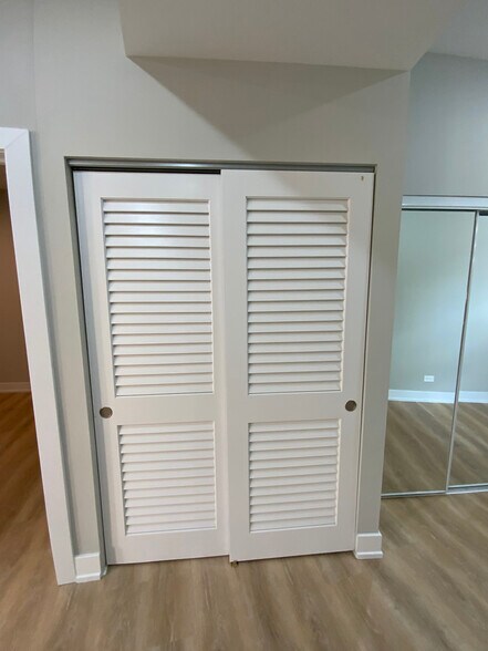 Building Photo - 423 W Belden Ave