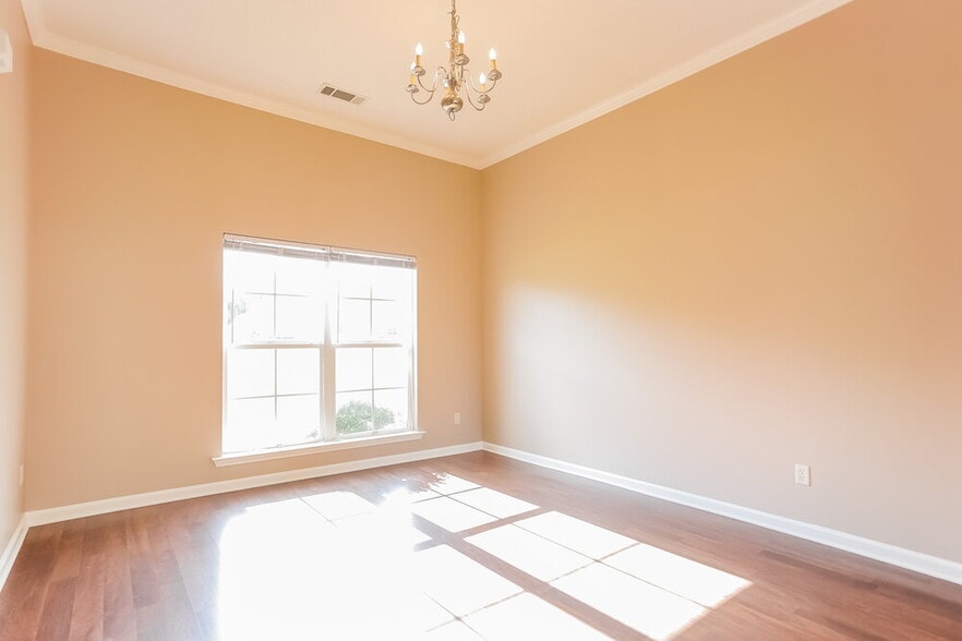 Building Photo - 4064 Sidlehill Dr