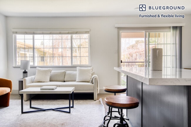 Building Photo - 601 Almarida Dr