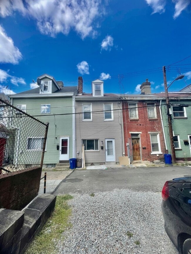 Building Photo - 2 Bed 1 Bath- Pittsburgh Pa