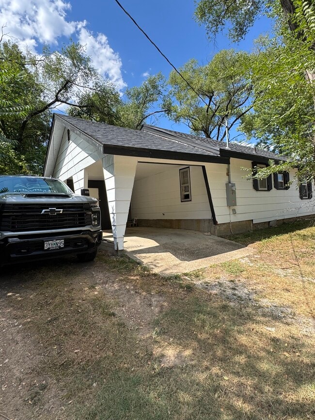 Building Photo - 102 Dyer Dr