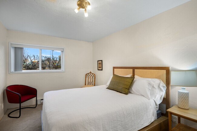 Building Photo - Downtown Anchorage Two Bedroom Two Bath (102)