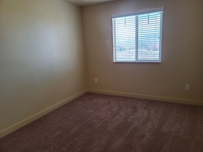 Building Photo - 3 Bed 2.5 Bath Available June 1st