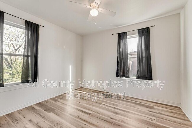 Building Photo - 1303 S Medora St