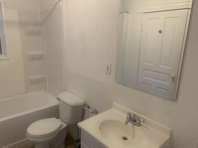 Building Photo - 2 Bedroom Upper Close to Downtown!