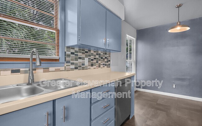 Building Photo - 1401 E 33rd St