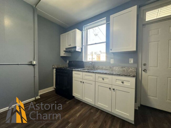 Building Photo - Move In Ready 2 Bedroom Home with Fresh Up...