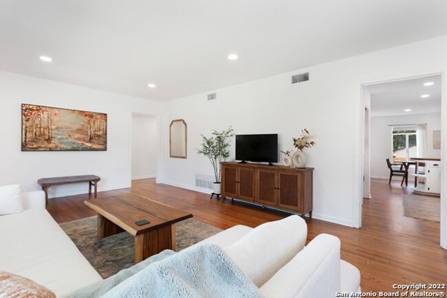 Building Photo - ~~COZY 3BD/2BA HOME! HIGHLANDS HIGH SCHOOL!!~~