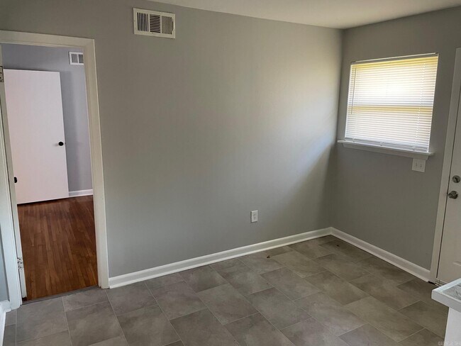 Building Photo - 3902 Mellene Dr
