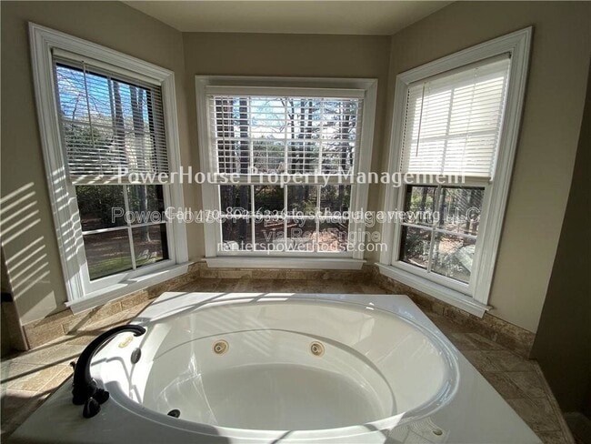 Building Photo - 5190 Southlake Dr