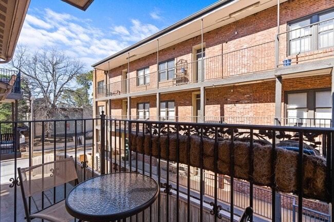 Building Photo - This luxurious townhouse on Cherry St.