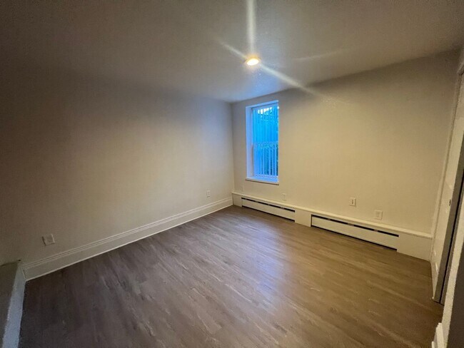 Building Photo - 2110 Grove Cir W