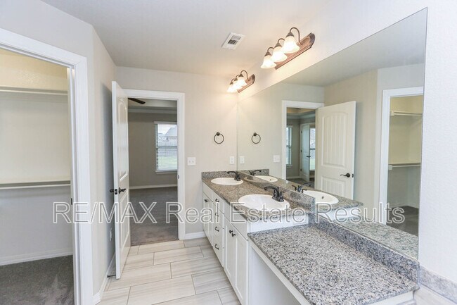 Building Photo - 4494 W Wales Dr